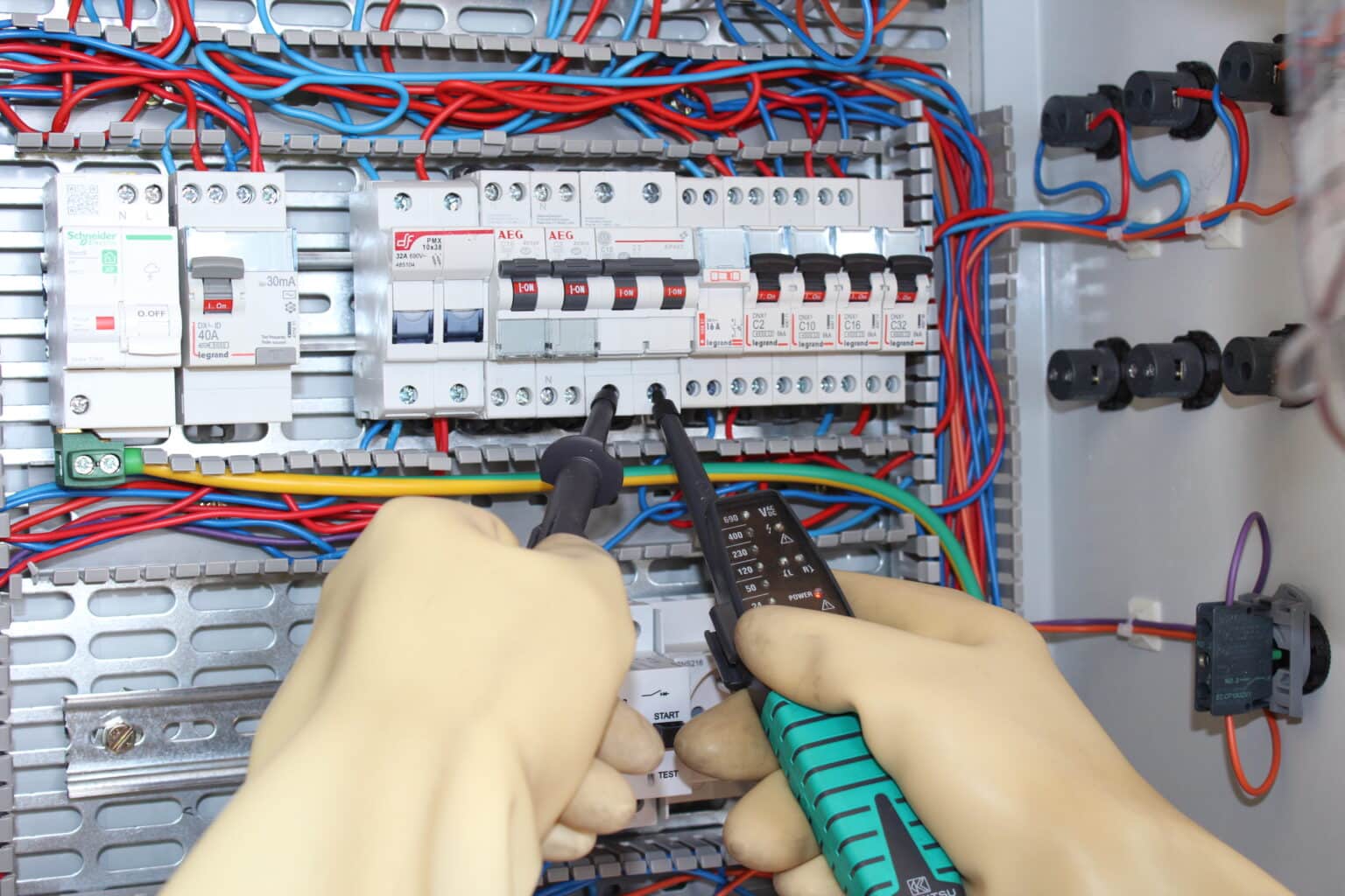 Recyclage habilitation électrique BS BE HE manœuvre