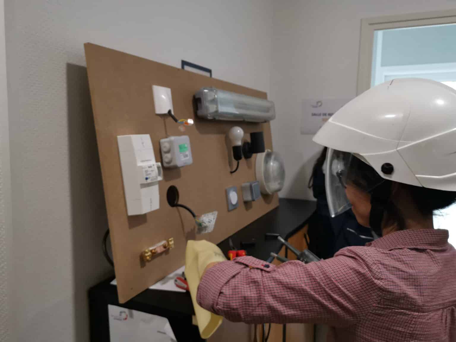 Complément d&rsquo;habilitation électrique BS BE HE manœuvre