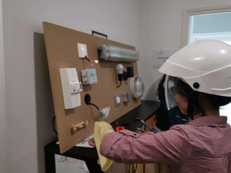 Complément d’habilitation électrique BS BE HE manœuvre