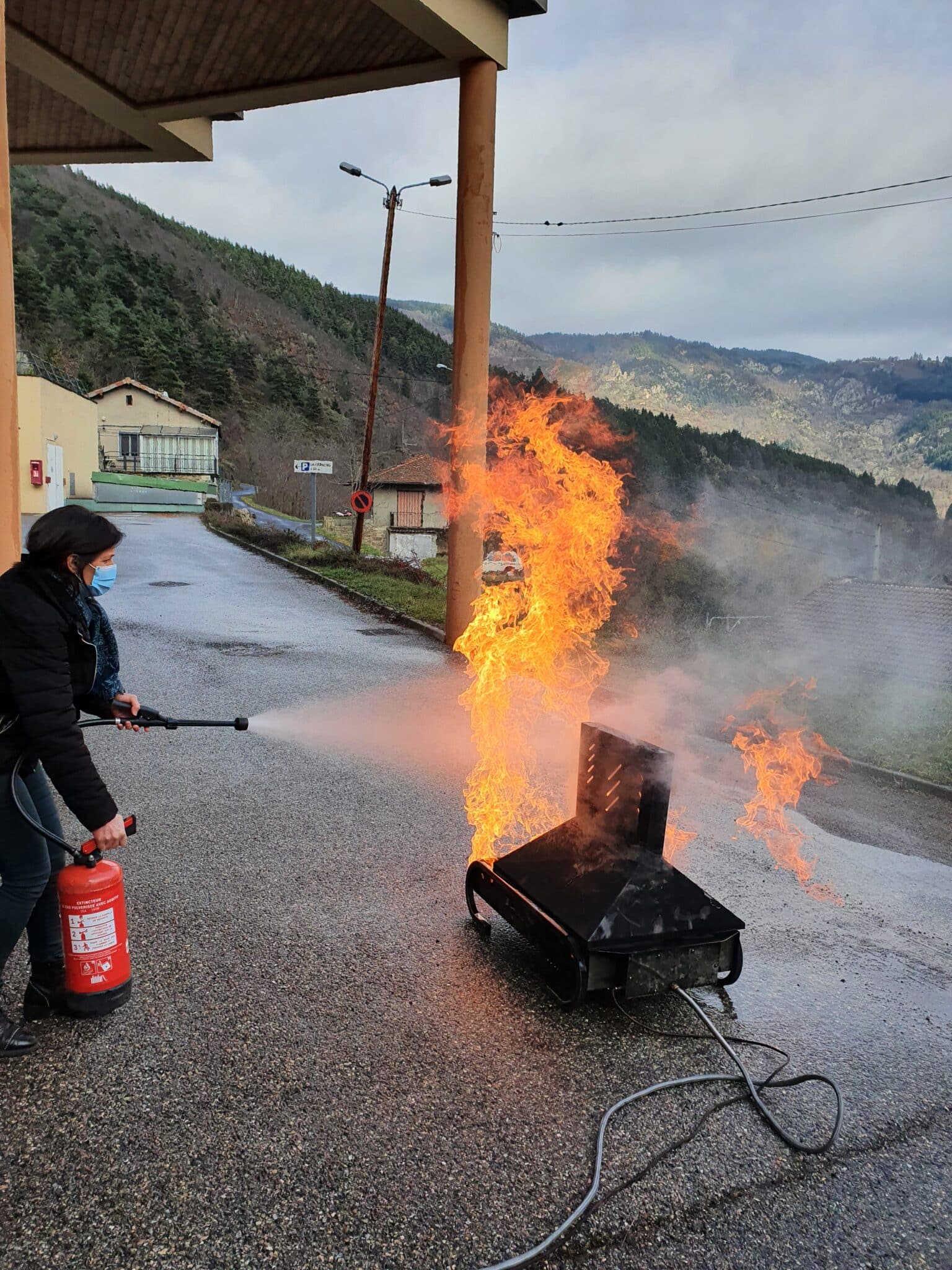 Manipulation des extincteurs sur bac à flamme