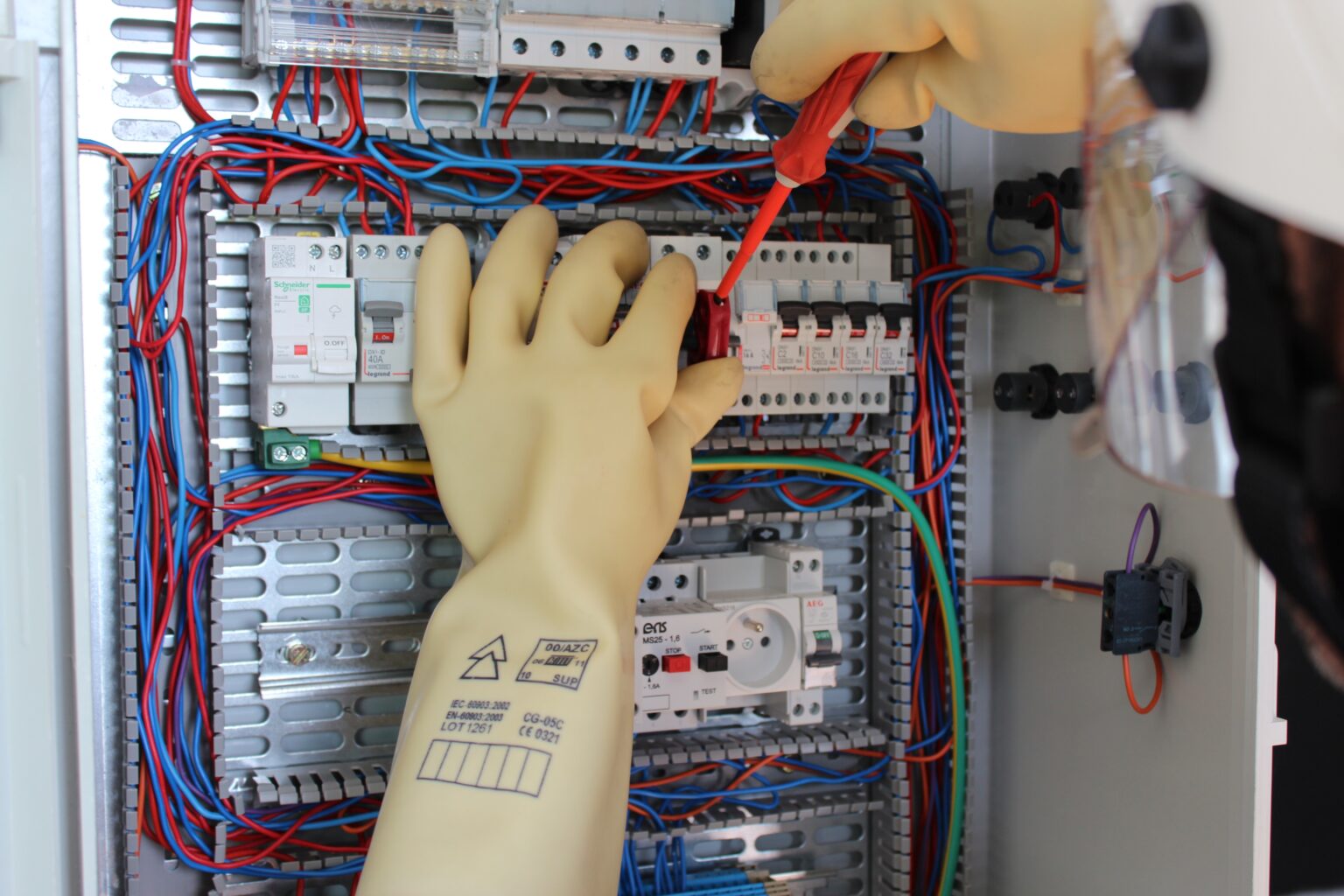 Habilitation électrique personnel non électricien BS BE manœuvre