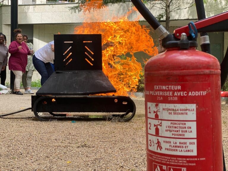 Au coeur des crèches. Formation incendie et recyclage de secourisme