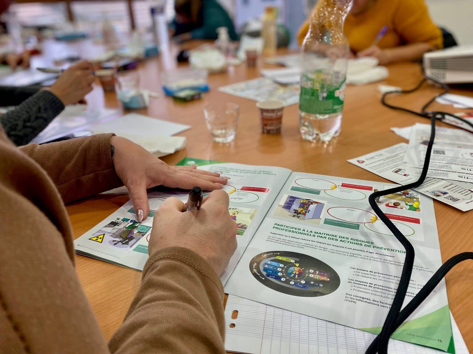 Stagiaires remplissant le cahier de prévention INRS pendant une formation SST
