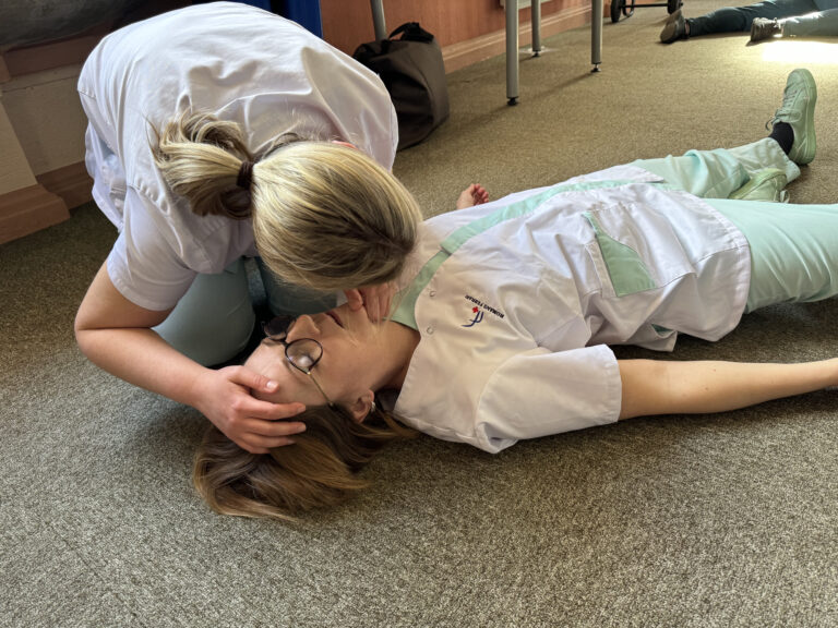 Comment faire une PLS ? Tout savoir sur la position latérale de sécurité.