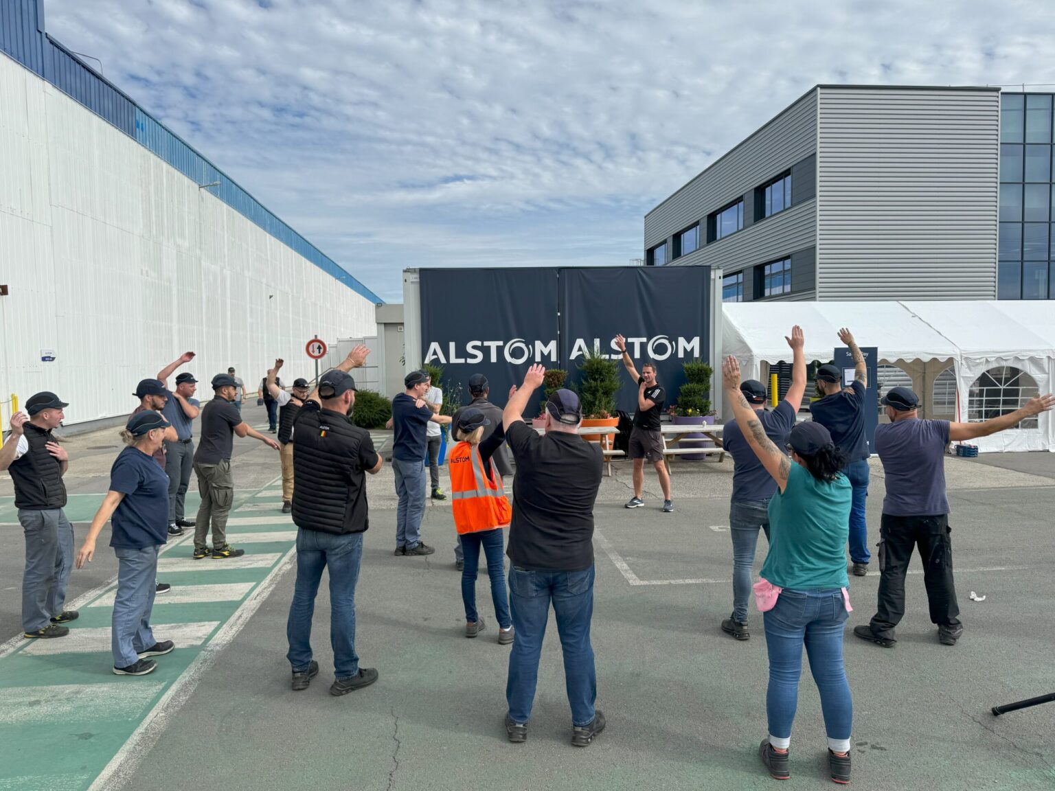 Équipe en échauffement collectif lors d’une formation sécurité au travail sur site