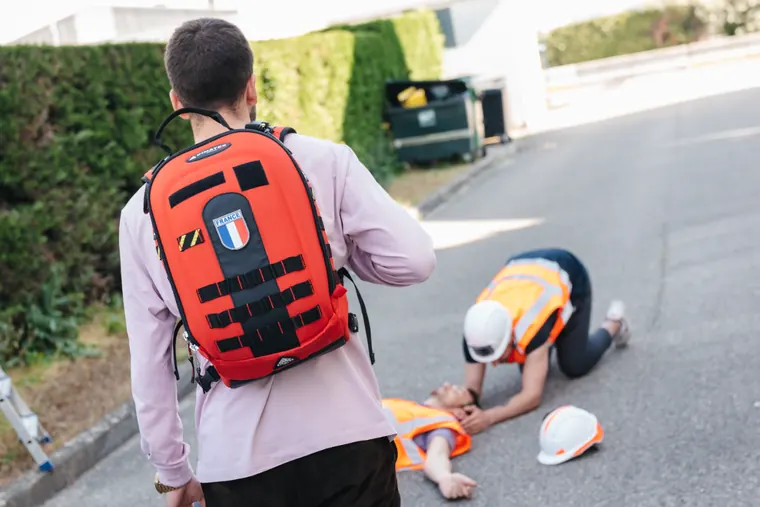 Exercice de secourisme pendant une formation SST