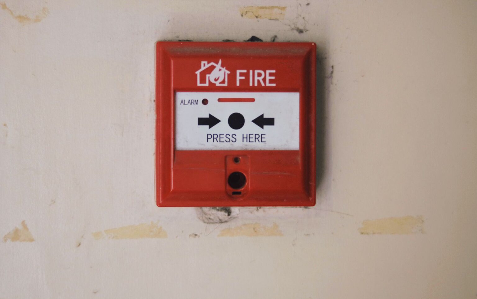 Coffret de détection incendie fixé au mur