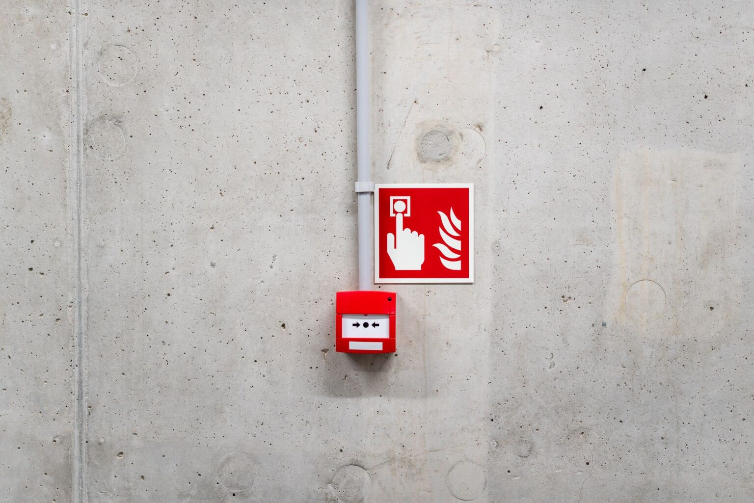 Alarme incendie sur mur béton