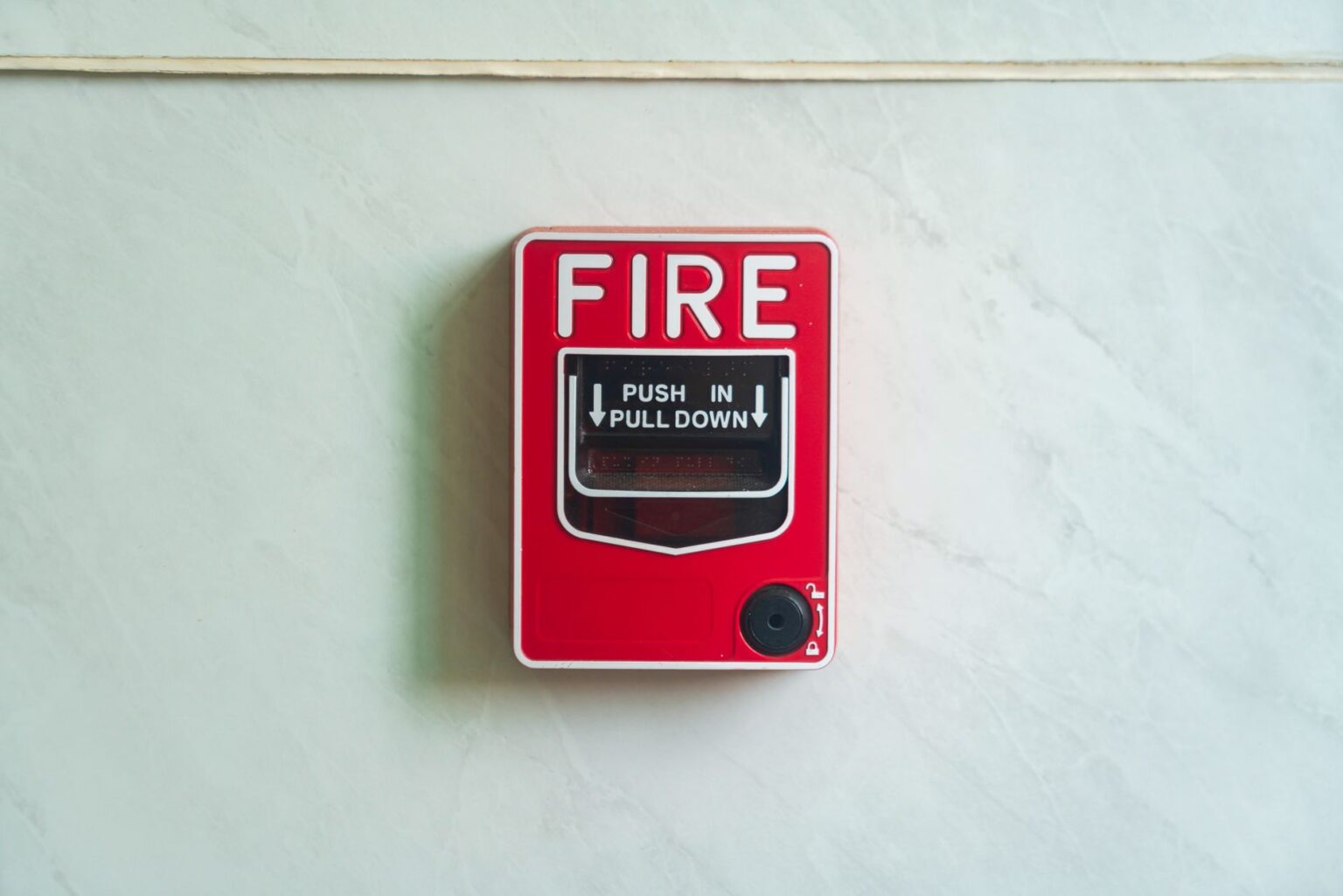 Dispositif d'alarme incendie fixé au mur