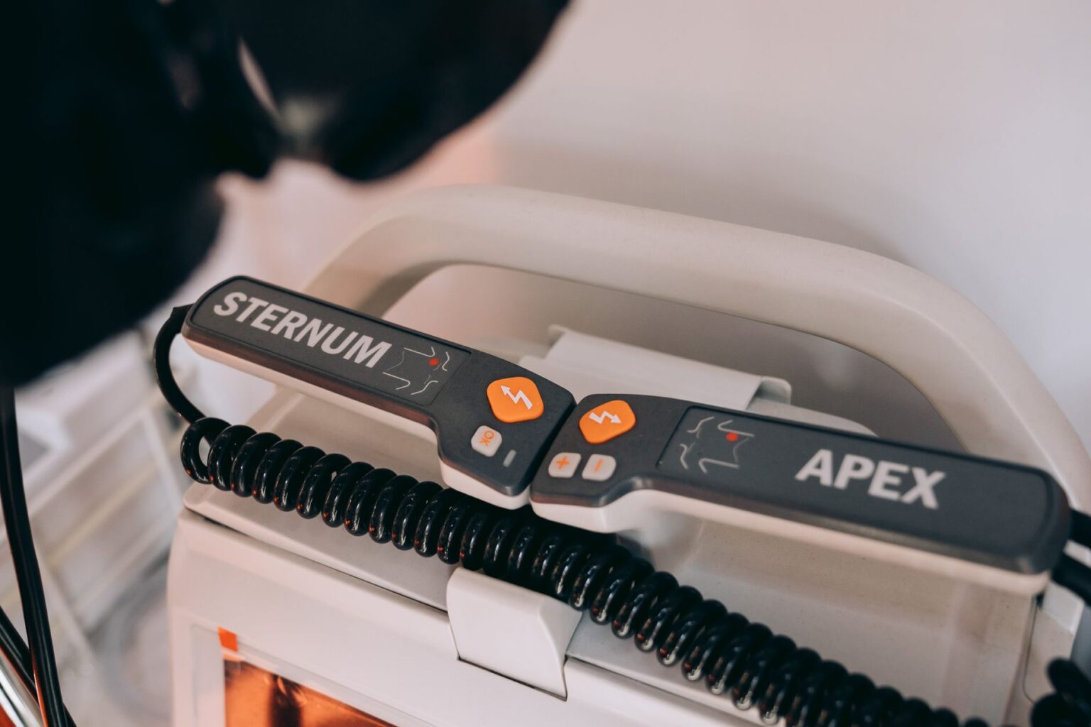 Défibrillateur et ses électrodes sternum et apex