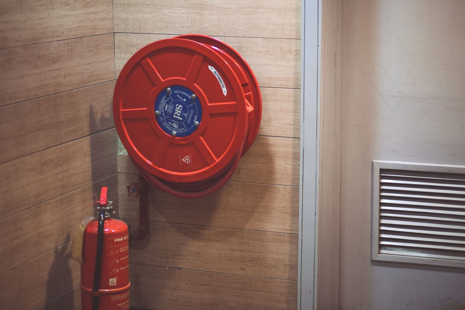Extincteur et robinet d'incendie armé dans un bâtiment