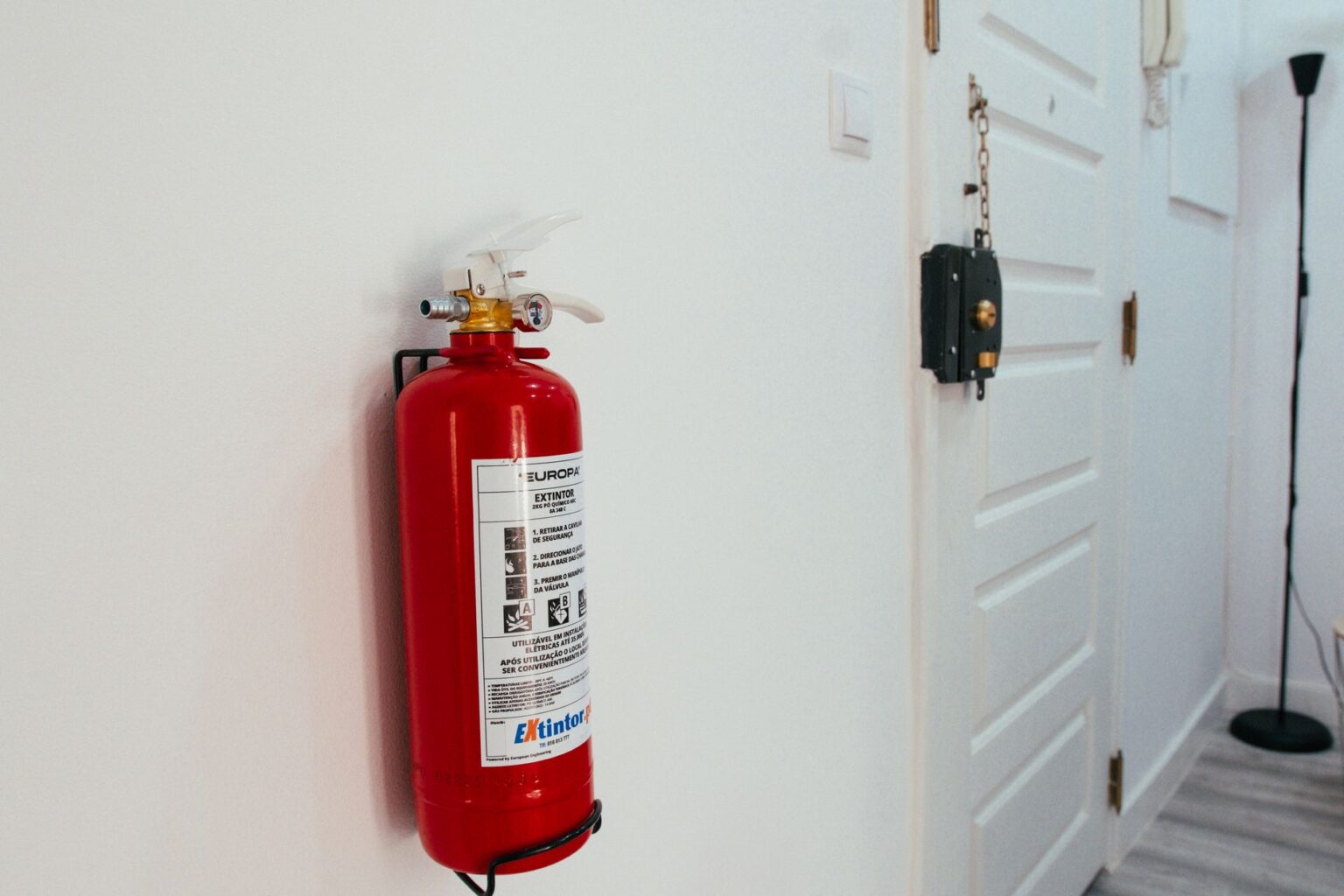 Extincteur installé dans un couloir d'immeuble