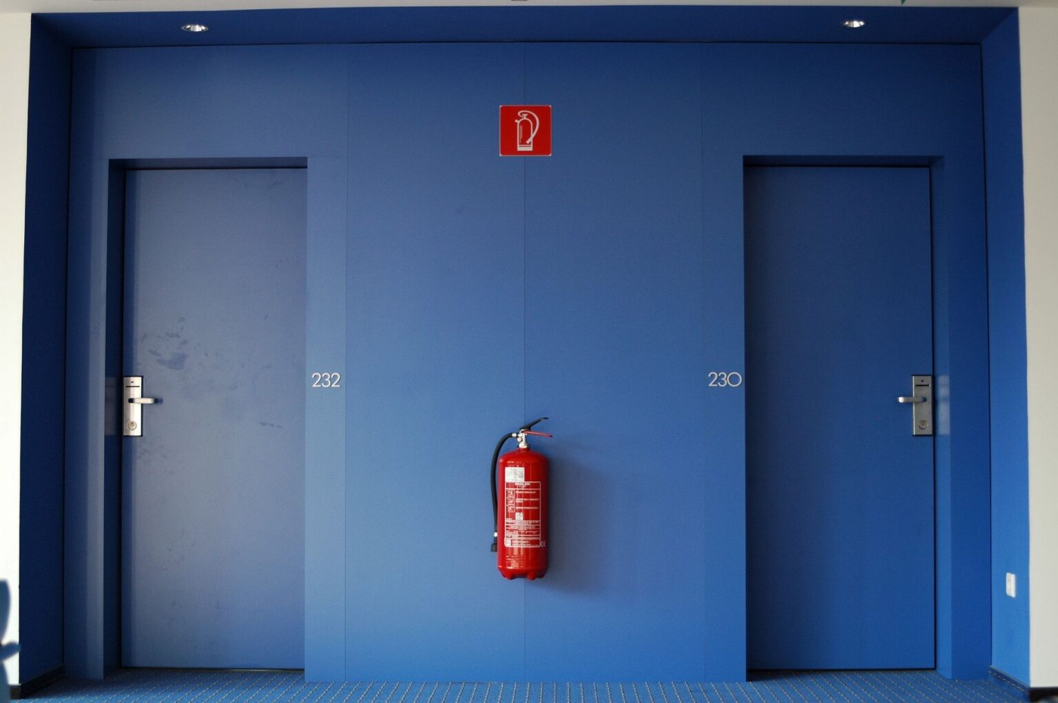 Extincteur en circulation, entre deux portes coupe-feu