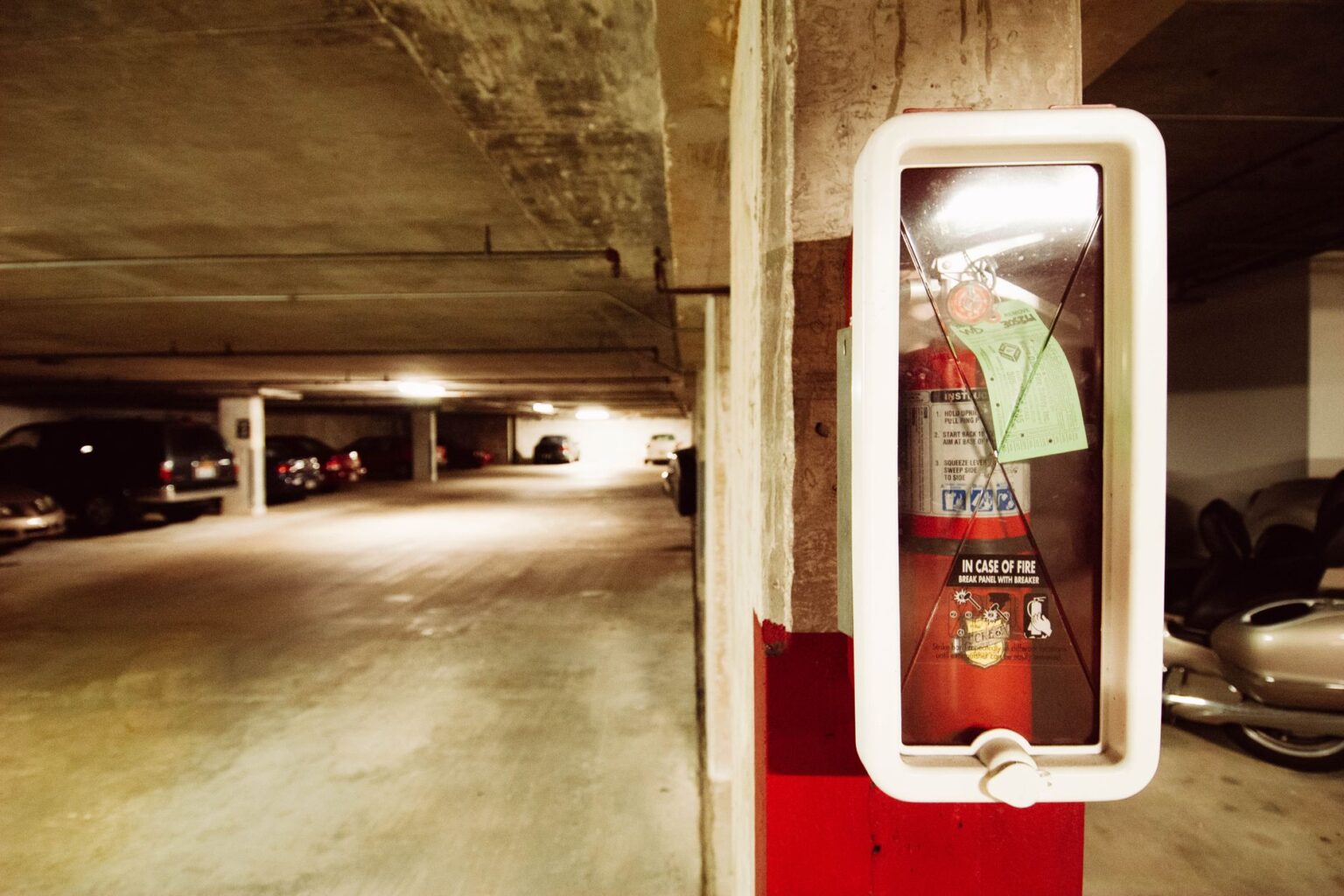 Extincteur en parc de stationnement couvert