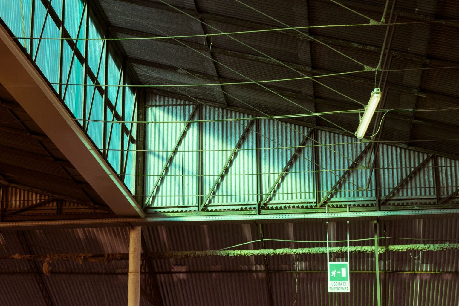 Plafond d'entrepôt : poutres métalliques et lanterneaux