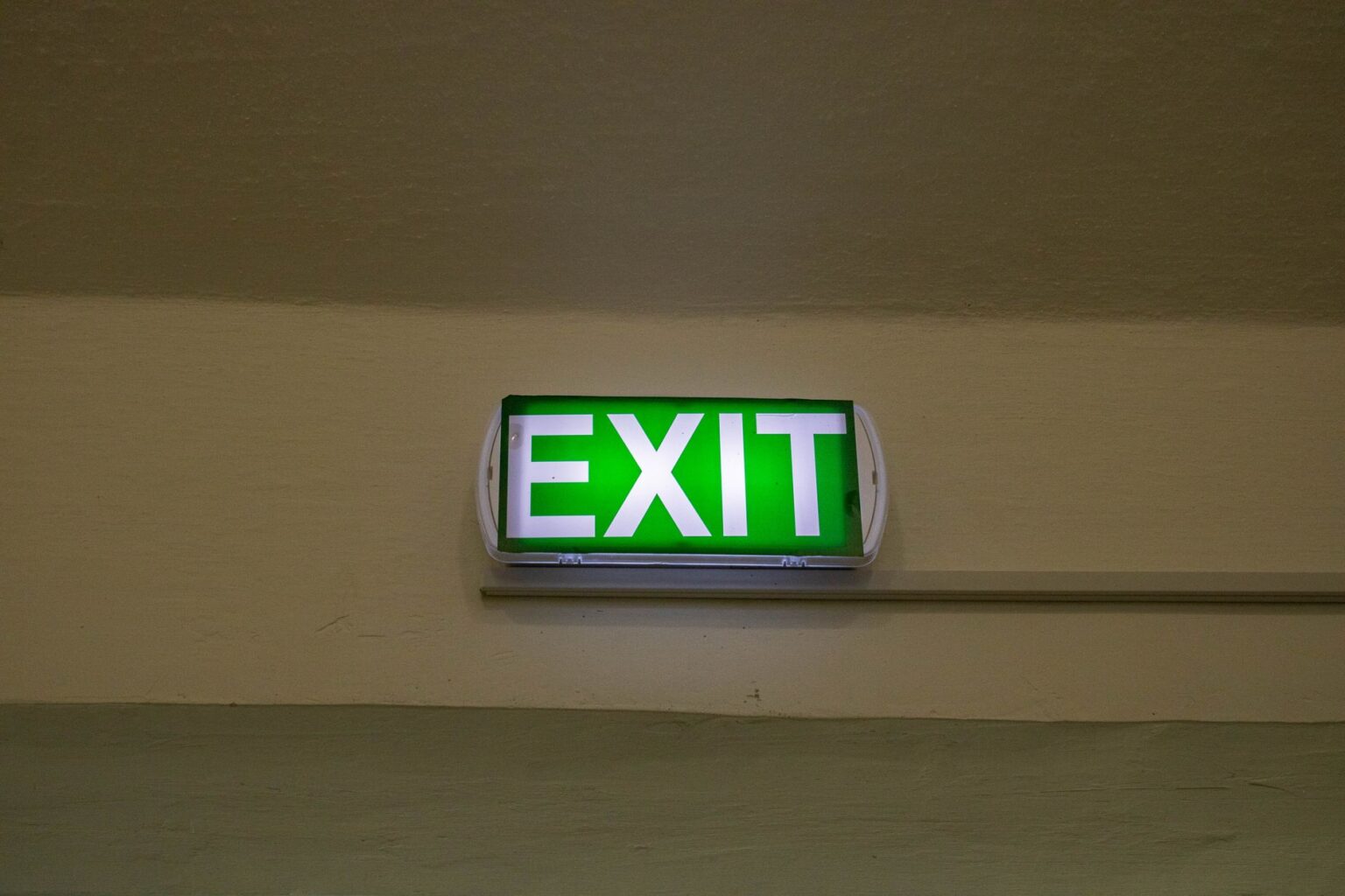 Signalisation lumineuse d'évacuation sur un mur de circulation